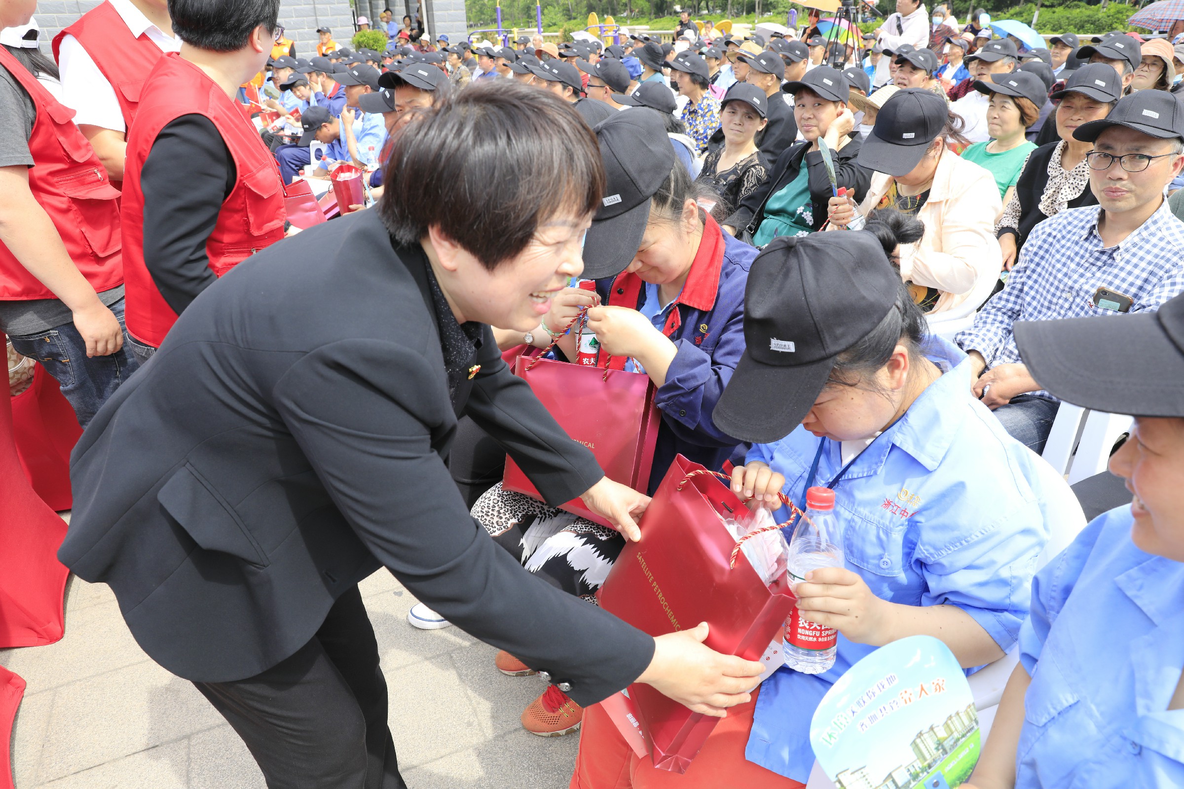 “为爱同行?情暖五月天 文化助残?致敬百年伟业”——杨妈妈公益行助残专场慰问演出